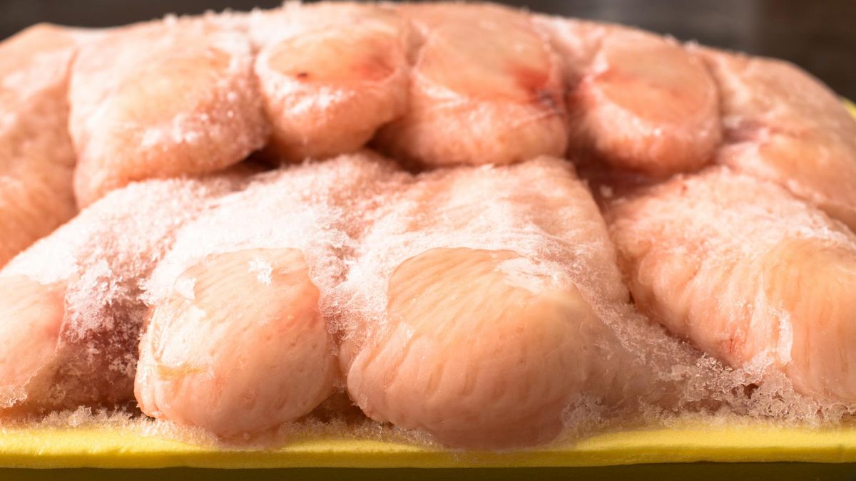 Nieodpowiednie rozmrażanie mięsa może prowadzić do zatrucia pokarmowego