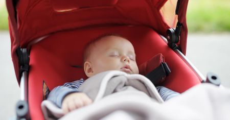Nie zakrywaj wózka pieluchą tetrową. Pediatrzy ostrzegają (WIDEO)