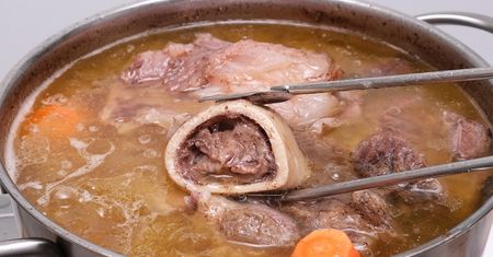 Płynne złoto. Kolagenowy rosół wygładza zmarszczki, wzmacnia wątrobę i leczy stawy
