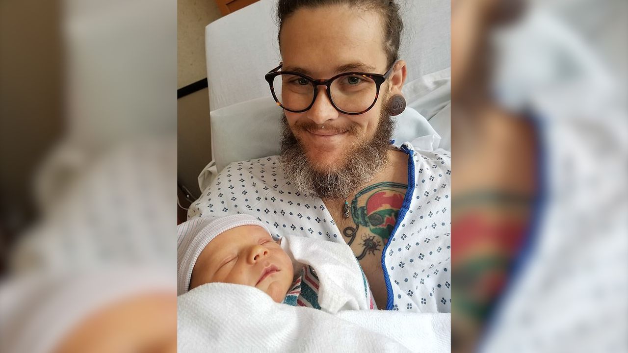 Transpłciowy gej urodził dziecko. Dziś są szczęśliwą rodziną (WIDEO)