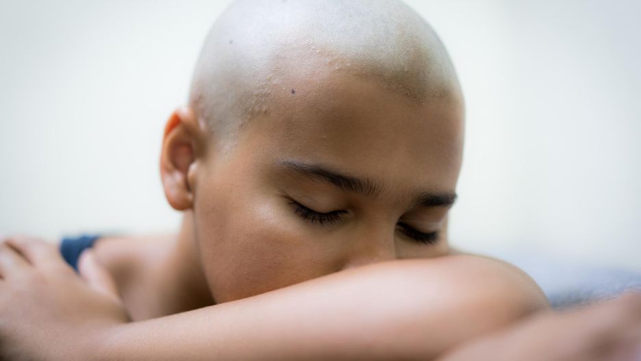 Ojciec postanowił ukarać córkę – zgolił jej głowę na łyso. W sieci zawrzało