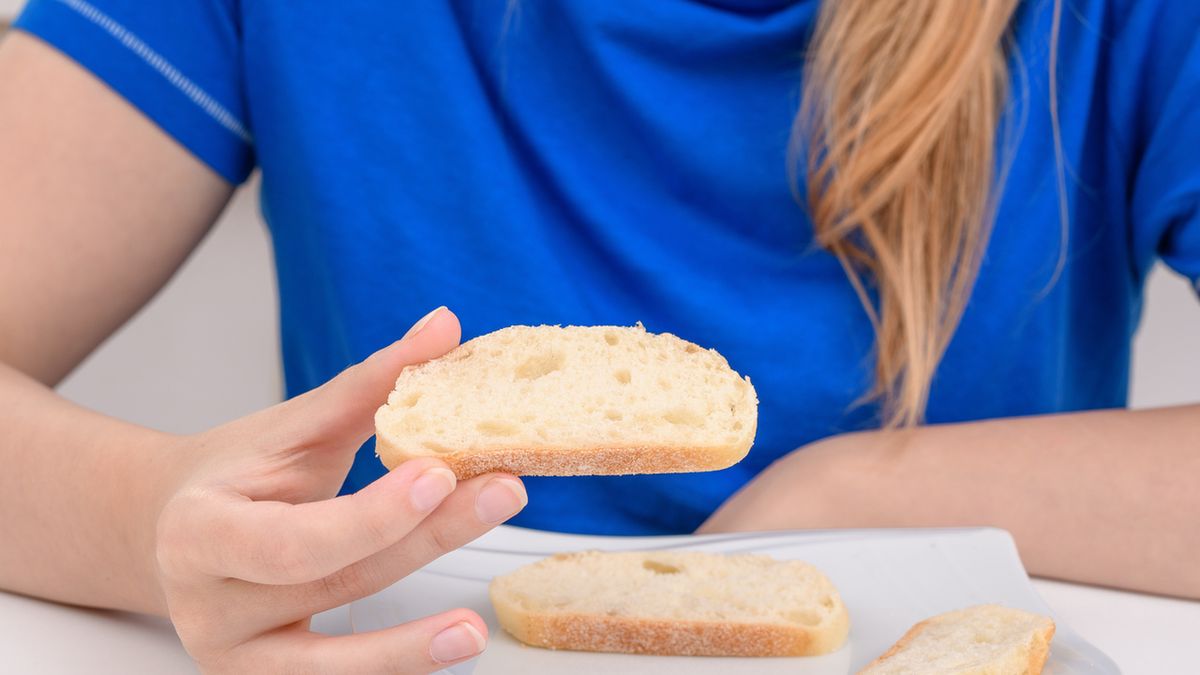 Co jeść podczas biegunki? Zalecana jest dieta lekkostrawna i picie dużej ilości płynów.