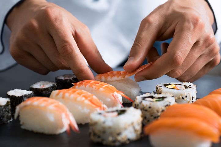 Naukowcy twierdzą, że miłośnicy sushi mogą być narażeni na zakażenie bakteriami opornymi na antybiotyki.