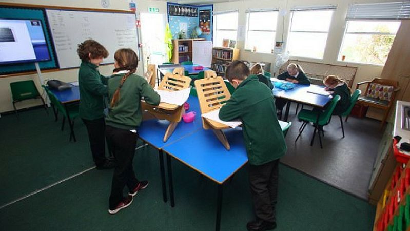 W szkołach w Wielkiej Brytanii dzieci uczą się na stojąco przez 3 godziny dziennie. Jest to metoda walki z otyłością