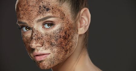 Peeling kawowy – na czym polega, jak przygotować, aplikacja, korzyści