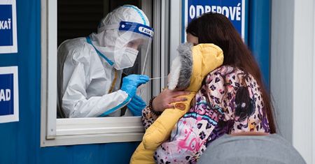 Mykoplazma w polskich przedszkolach. "Objawy nie do odróżnienia od COVID-19"