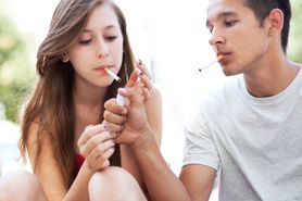 Alarmujące dane: coraz więcej palaczy wśród dzieci. Polska ma jeden  z najwyższych odsetek palaczy wśród nieletnich w całej Europie.