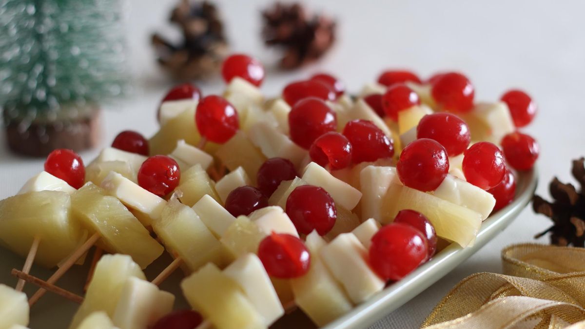 Konserwanty, brak mleka, olej palmowy. Ser serowi nierówny