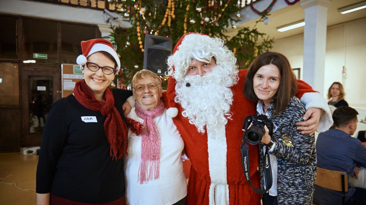 Na spotkaniu wigilijnym osoby starsze mają szansę spotkać Św. Mikołaja