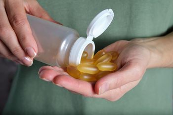 Z witaminą młodości lepiej nie przesadzać. Nadmiar obciąża serce i zwiększa ryzyko krwawień