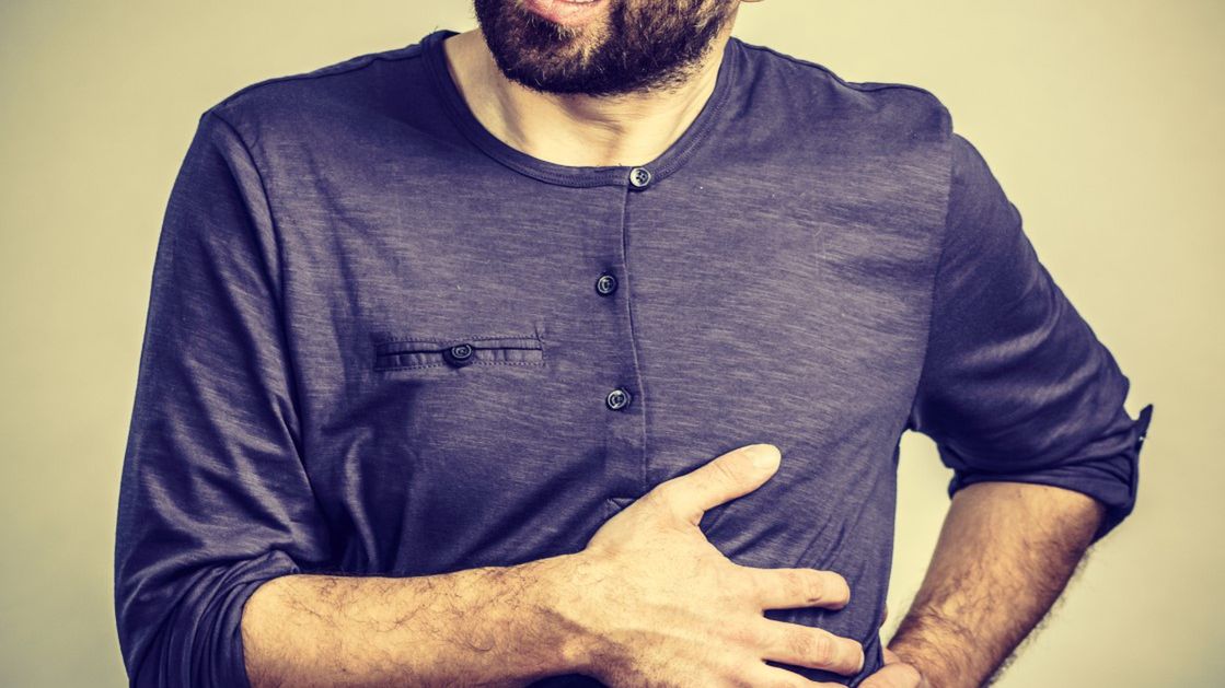 Ból z lewej strony pod żebrami jest zwykle mało specyficzny dla określonego narządu dlatego też konieczne jest wykonanie diagnostyki przed wdrożeniem jakiegokolwiek leczenia