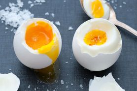 Idealne jajko na miękko - jak je przygotować (WIDEO)