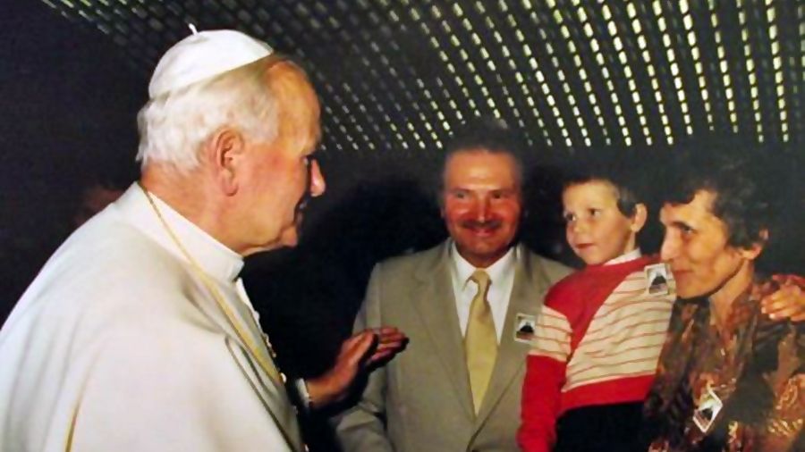 Ojciec Święty, rodzice chłopca i Albert podczas kanonizacji