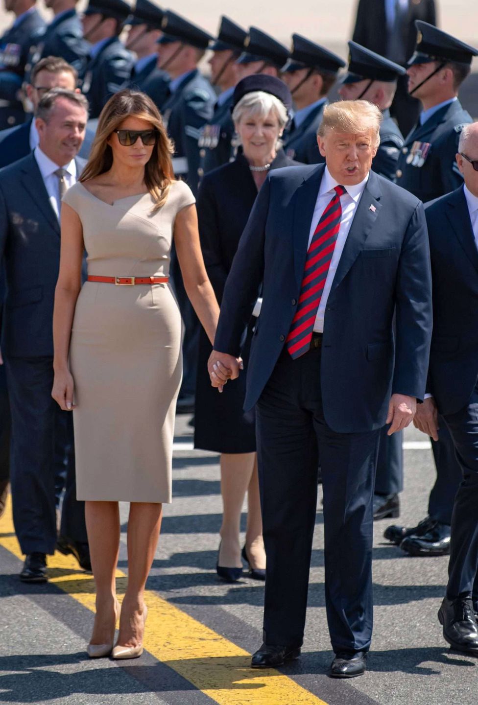 Melania Trump w cielistej sukience Rolanda Moureta w Londynie