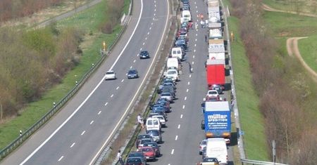 Korytarze ratunkowe: 6 minut by przeżyć. Daj przejechać karetce!