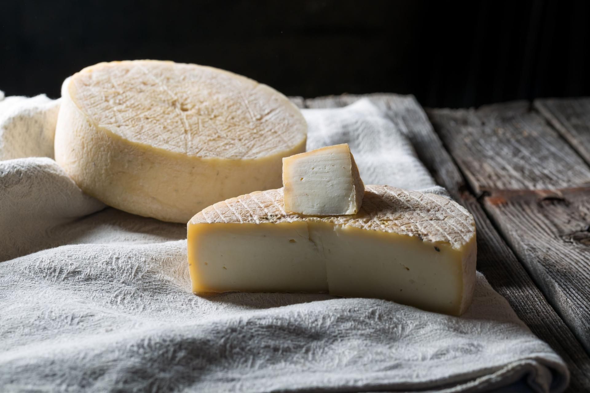 Ser kozi produkowany jest z mleka niepasteryzowanego - niewskazanego dla kobiet w ciąży