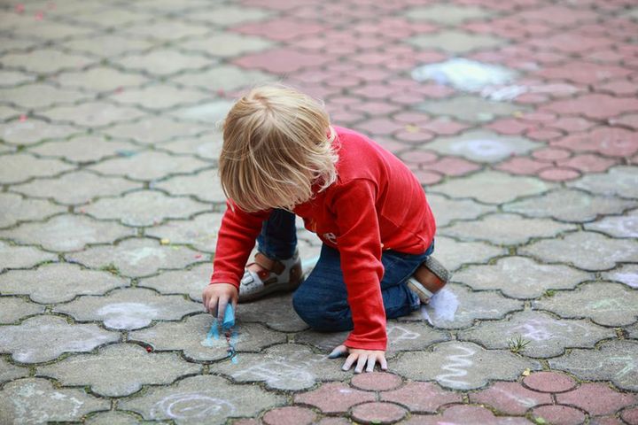 Dziewczynka sama bawiła się na placu zabaw