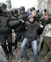 Milicja rozprawiła się z protestującymi w Mińsku, są ranni