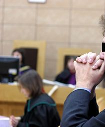 B. dyrektor opery skazany na cztery lata więzienia