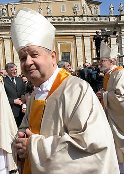 Papież prosi Polaków o modlitwę za kardynała Dziwisza