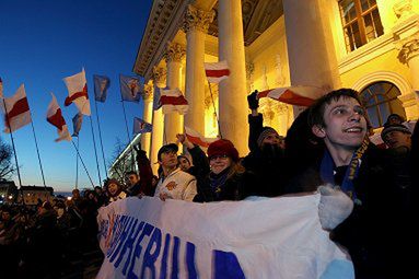 Kilkaset osób pikietuje w Mińsku