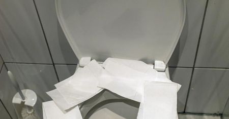 Nie przykrywaj deski sedesowej papierem toaletowym. To poważny błąd