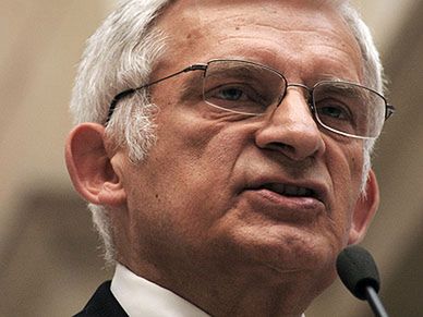 Buzek: to oburzająca prowokacja, sprawa dla prokuratury