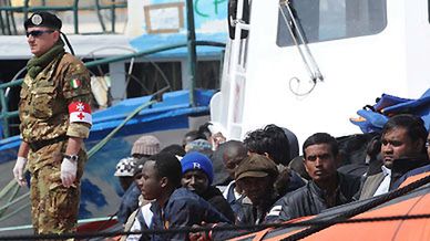 Łodzie wypełnione imigrantami przybijają do europejskich brzegów