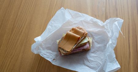 Obecne w opakowaniach chipsów i papierze śniadaniowym. Mogą powodować szybkie namnażanie się komórek raka prostaty
