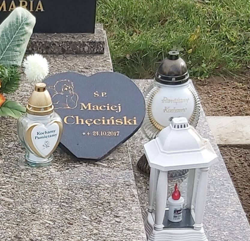 Mama Macieja nie może poradzić sobie z decyzją premiera o zamknięciu cmentarzy