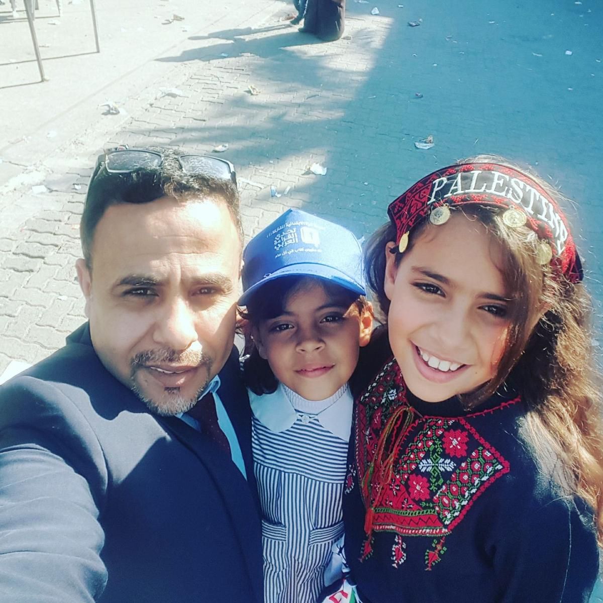 Dr Osama Abo Zebida z córkami. Rok 2017