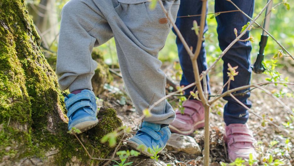 Błędy popełniane przez rodziców małych dzieci mogą skutkować wadami postawy na resztę życia