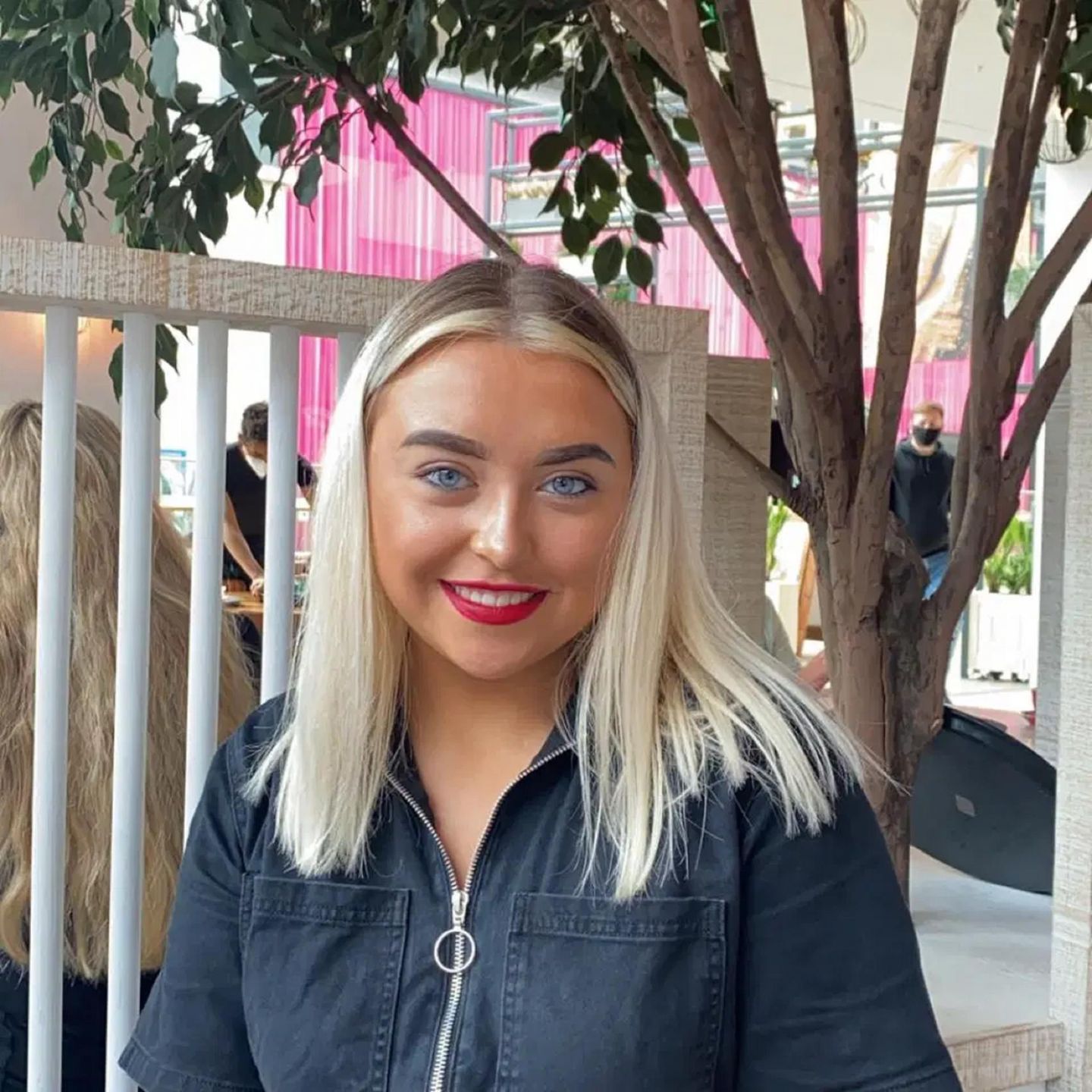 Teraz Laurem ma 19 lat i pracuje w Banku