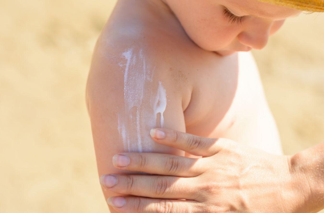Skóra maluchów jest bardzo delikatna i wrażliwa, dlatego skutkiem mogą być poparzenia skórne. Ważne jest stosowanie kremów z filtrem.
