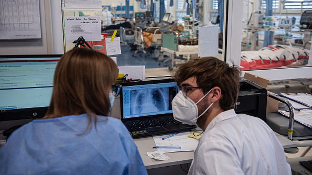 Omikron może powodować astmę? "W niektórych przypadkach choroba pozostanie na całe życie"