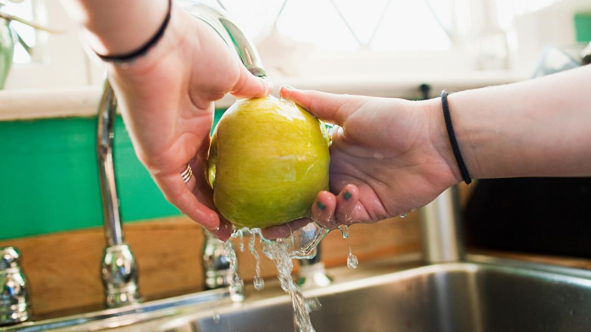 Spada ilość pestycydów w owocach jedzonych przez Polaków. Z czego to wynika?