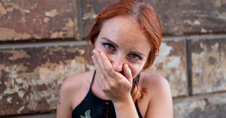 7 na 10 Polaków boi się uśmiechać. Wszystko przez jeden krępujący problem