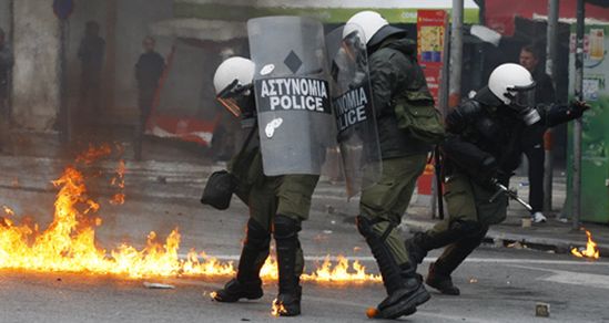 Ostre zamieszki w Atenach - b. minister ranny