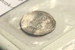 Skarb sprzed 1000 lat odkryty na Kujawach. Archeolodzy wydobyli 250 srebrnych monet
