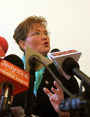 Minister pracy i polityki społecznej Anna Kalata podczas konferencji dotyczącej zamierzeń resortu w 2007 r.