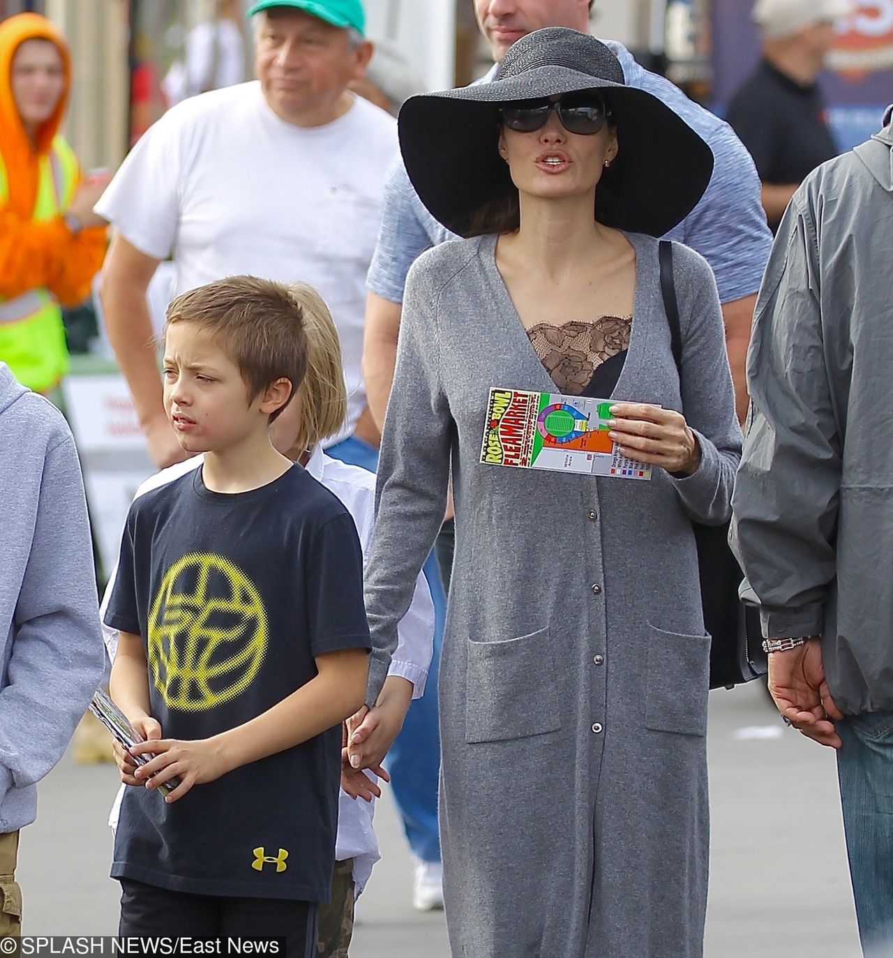 Angelina Jolie z dziećmi na świątecznych zakupach