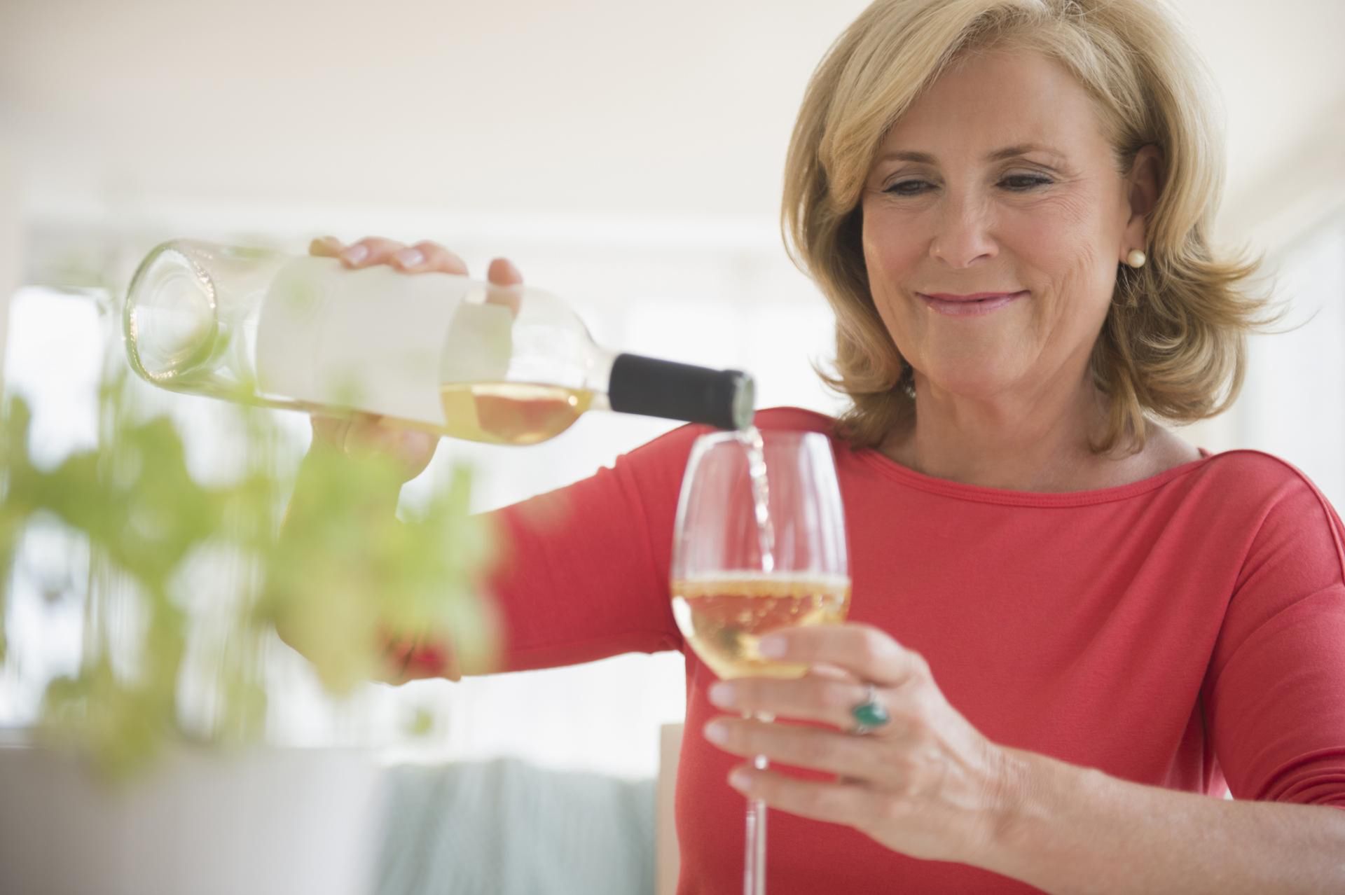 Alkohol jest obecny w  życiu wielu kobiet w menopauzie