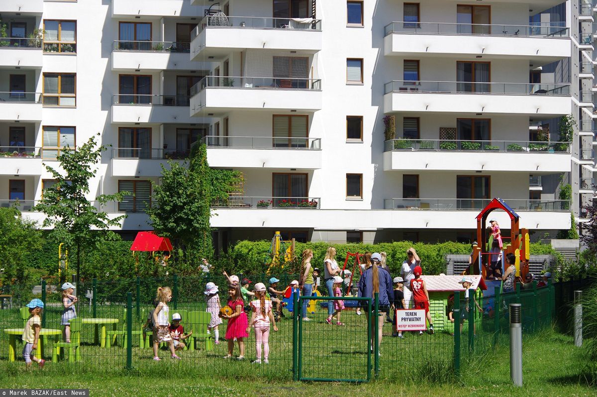 Dzieci bawią się na osiedlowym placu zabaw