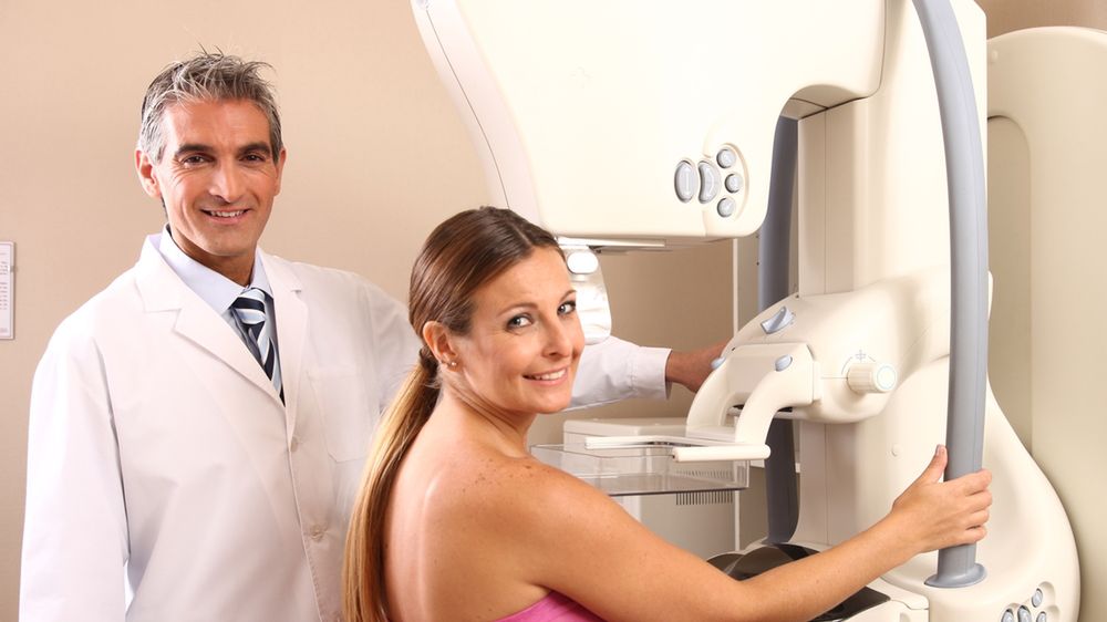 Regularnie wykonywane badanie piersi pozwala na wczesne wykrycie raka piersi