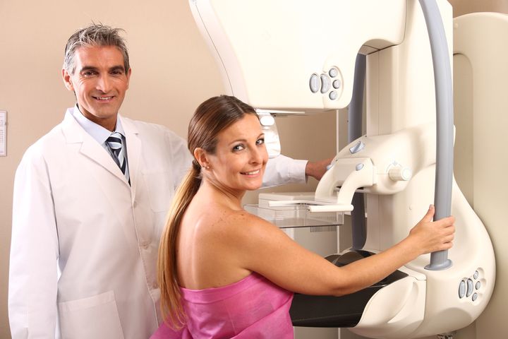 Regularnie wykonywane badanie piersi pozwala na wczesne wykrycie raka piersi