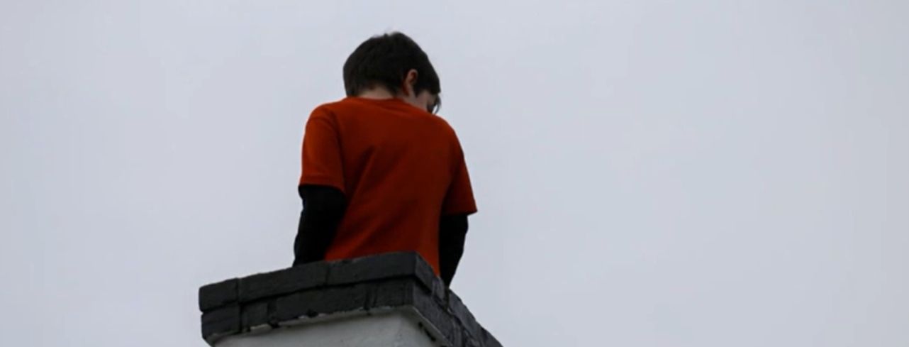 10-latek utknął w kominie na dachu rodzinnego domu