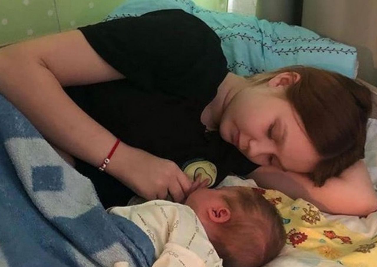 13-letnia mama z Rosji o trudach rodzicielstwa. Wspiera ją jej 11-letni chłopak Wania