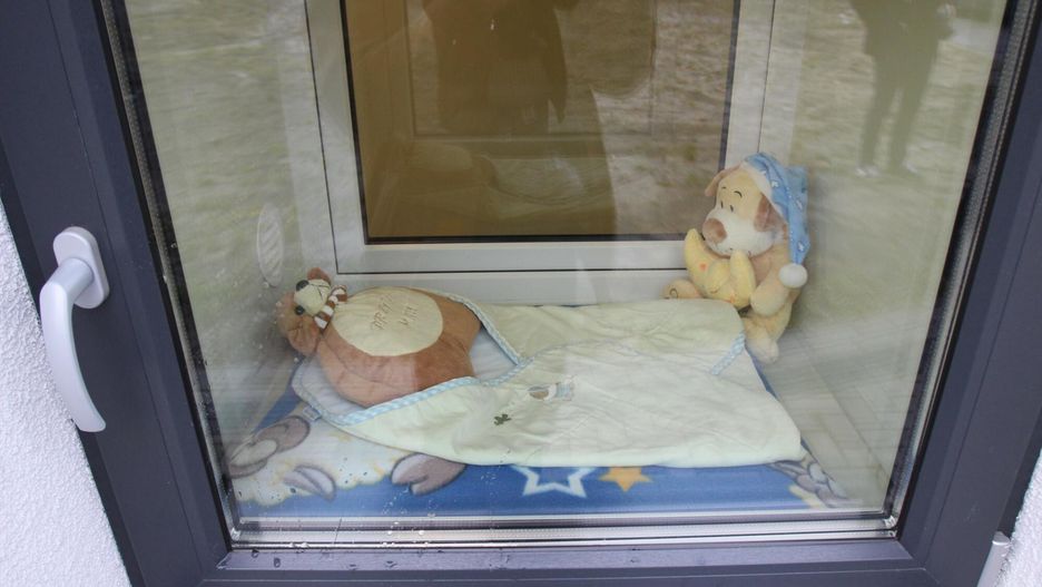 Dziecko w oknie życia. "Rodzice podjęli dramatyczną decyzję"