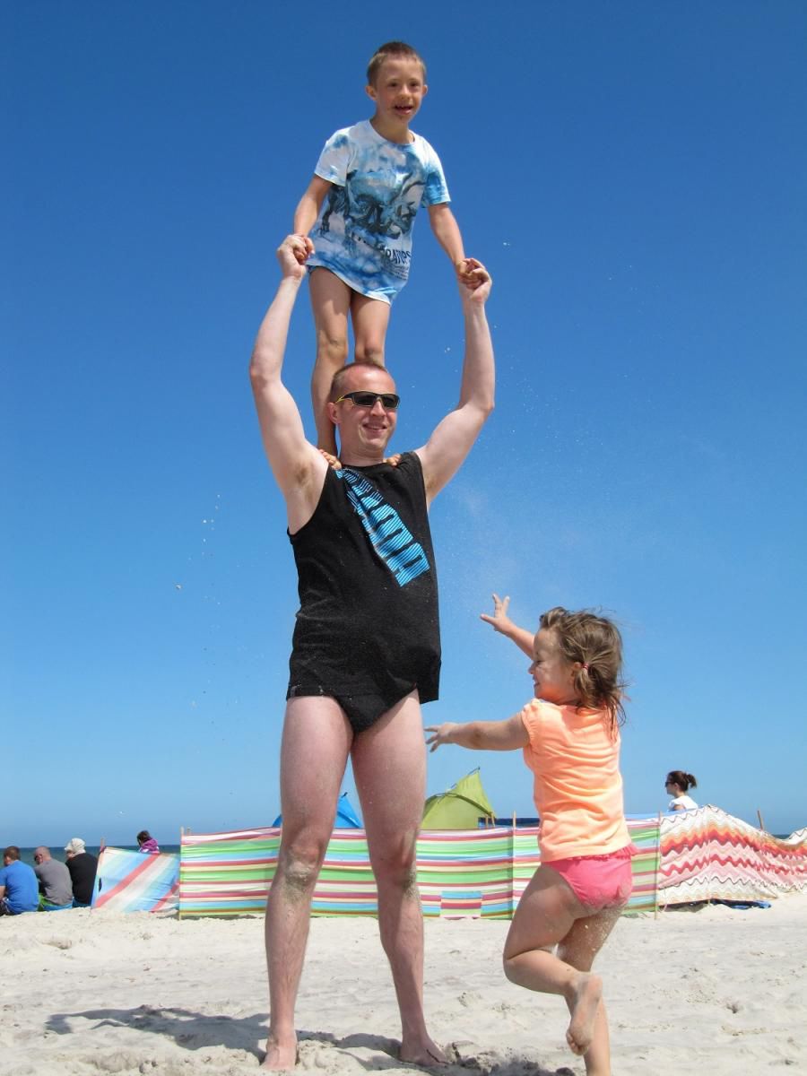 Oskar spędza dużo czasu ze swoją młodszą siostrą Kingą