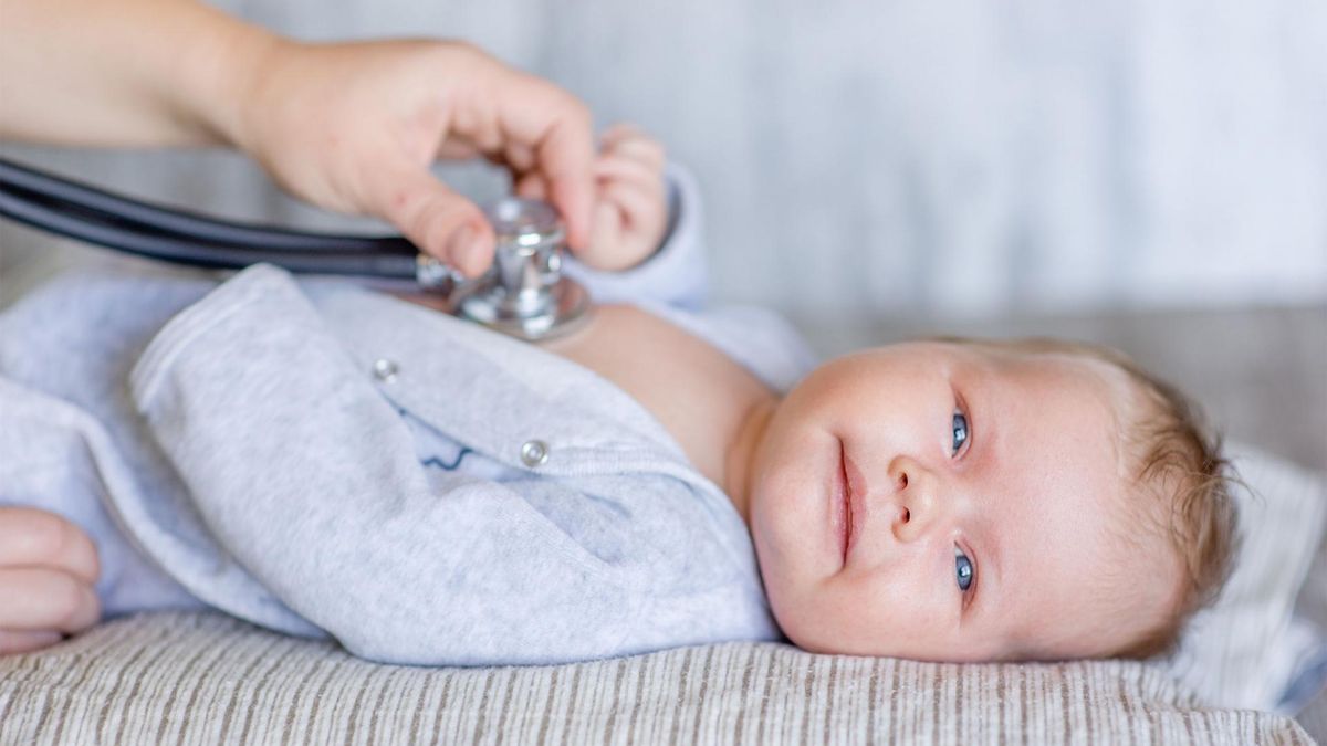 Chrypka u niemowląt - przyczyny, kiedy iść do lekarza